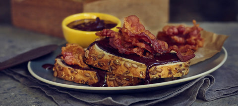 Pan tostado, tocino y untable de miel con cacao