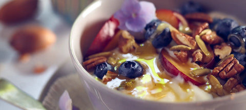 Bowl de yogurt griego, frutas y miel